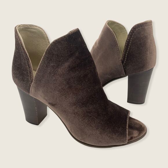 Steve Madden Kaitt Brown Velvet Velour Fabric Peep Toe 3.5” Stacked Block Heel 9 - Picture 1 of 8